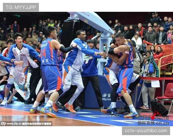 大雨中比赛暂停，双方球员与小球童互动场面温馨